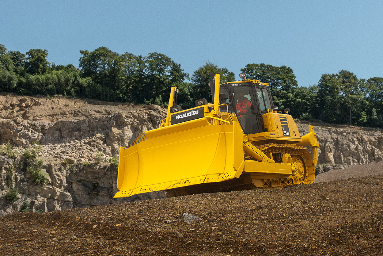 Бульдозер Komatsu на рабочей площадке